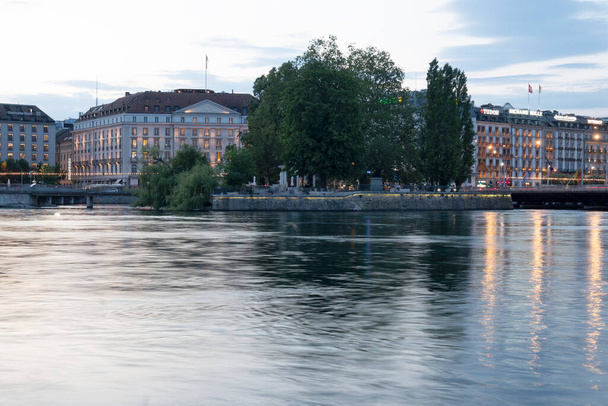 GENEVA, SWITZERLAND - JUNE 18, 2023: Amazing Sunset view of Rhone River and city of Geneva, Switzerland - Photo, image