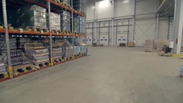 unidad a través de steadicam amplia toma de almacén con estantes llenos de varios paquetes y mercancías - Metraje, vídeo