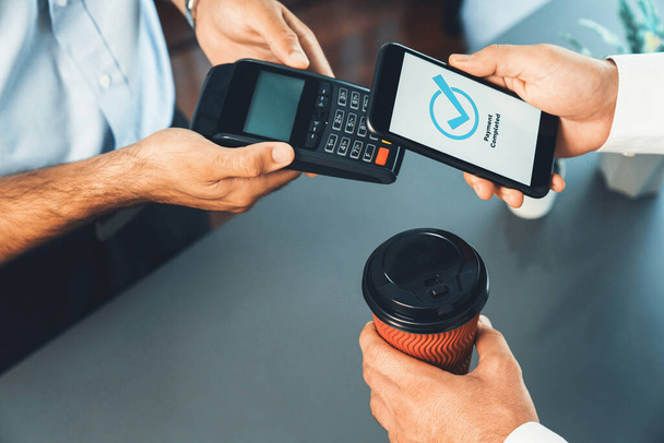 Smartphone de mano con dispositivo de código QR NFC, escaneando el código de pago sin contacto para una transacción digital rápida. Aplicación de banca en línea en el teléfono móvil para la tecnología de pago de estilo de vida moderno. ferviente - Foto, imagen