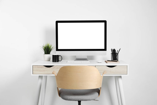 Espaço de trabalho acolhedor com computador, planta de casa e papelaria em mesa de madeira em casa - Foto, Imagem