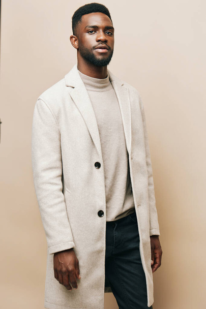 hombre casual africano gris americano masculino alegre modelo beige fondo chaqueta adulto chico negro americano aislado atuendo expresión africano retrato posando dientes persona joven - Foto, imagen