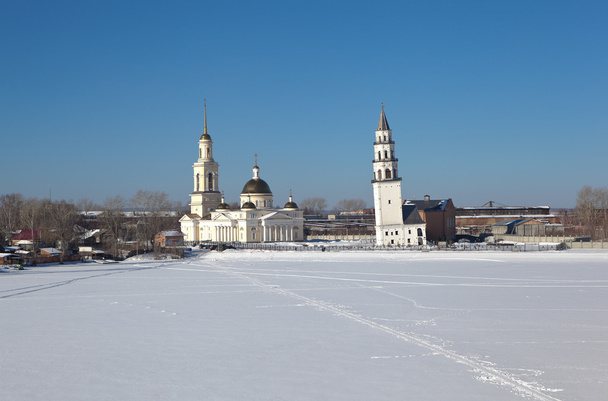 Demidov'ın leaning tower ve başkalaşım Katedrali. Nevyansk. Sverdlovsk bölge. Rusya. - Fotoğraf, Görsel