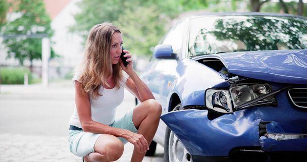 Stressed Woman Driver Calling Vehicle Mechanic At Roadside - Fotoğraf, Görsel