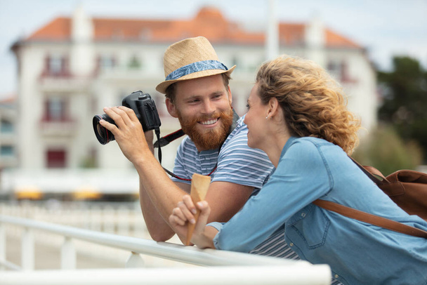 tourist couple taking photo on the bridge - Foto, Bild