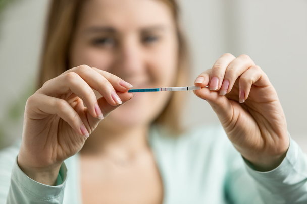 Closeup πυροβολισμό νεαρής γυναίκας δείχνει το τεστ εγκυμοσύνης - Φωτογραφία, εικόνα