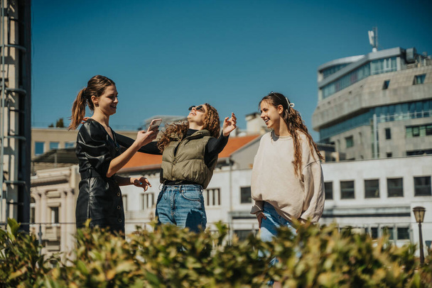 Tre giovani belle ragazze si divertono in una bella giornata di sole - Foto, immagini