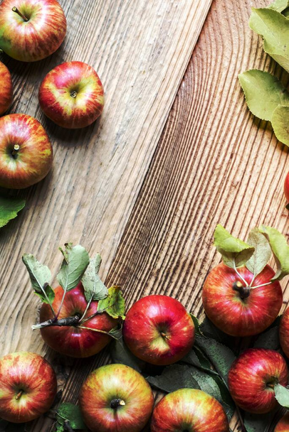 Świeże dojrzałe jabłka na drewnianym tle stołu - Zdjęcie, obraz