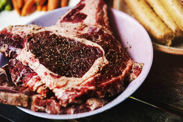 Gros plan de steak de viande fraîche préparé pour la cuisson
 - Photo, image