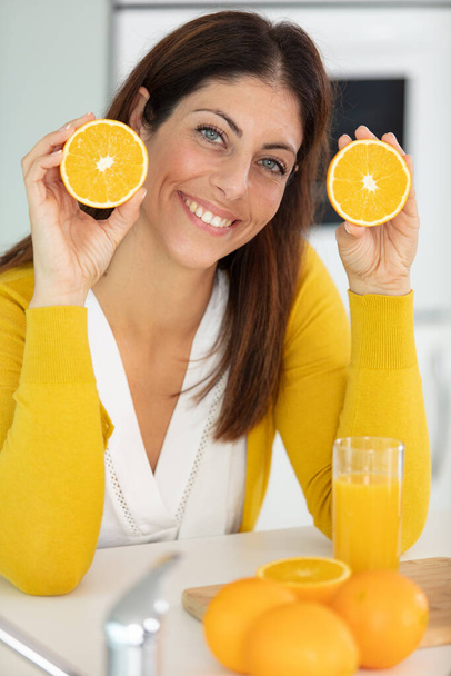 beautiful woman holding juicy oranges - Foto, imagen