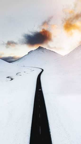 Lange schwarze Straße in der weißen Winterlandschaft - Foto, Bild
