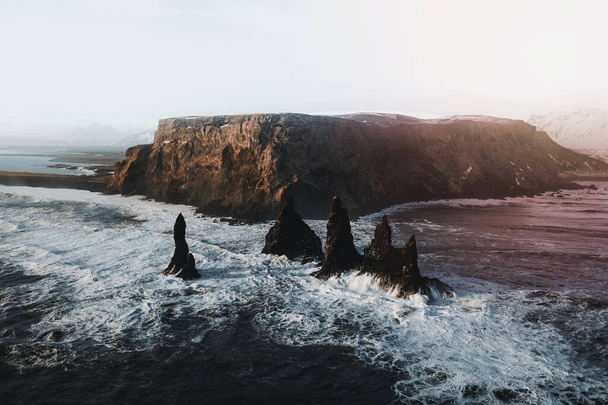 Сильные волны в Рейнисфьяре на Исландии - Фото, изображение