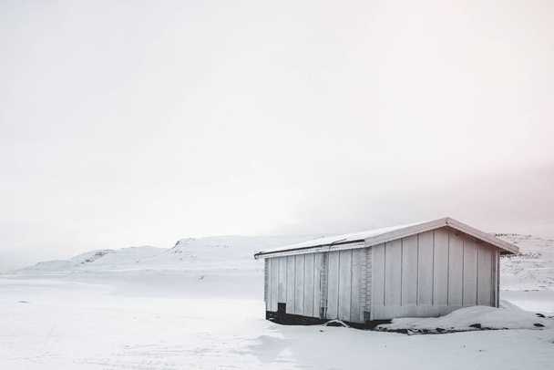 Verlaten houten hut winter achtergrond - Foto, afbeelding
