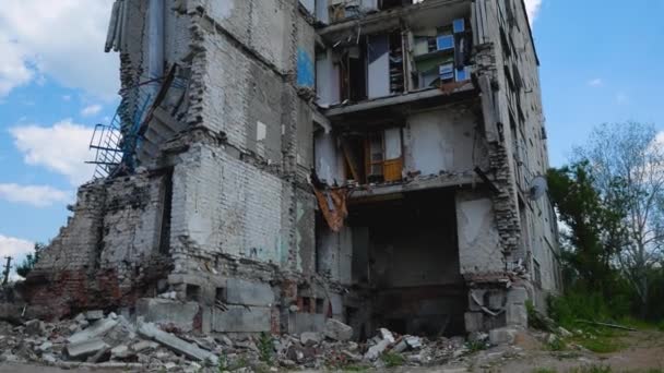 Ukrayna 'nın bir şehrinde hava saldırısıyla yıkılan çok katlı bir bina. Rus-Ukrayna Savaşı 2022-2023. Evin duvarları yok, giriş yok. Füze ve hava saldırıları - Video, Çekim