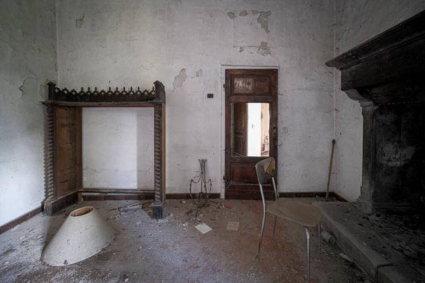 Terk edilmiş evde terk edilmiş mobilyalar. Yüksek kalite fotoğraf - Fotoğraf, Görsel