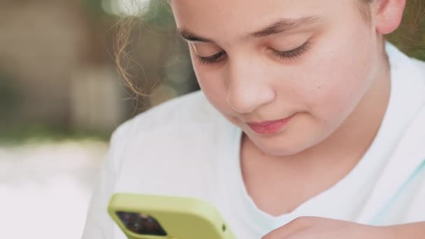 Παιδί κορίτσι παίζει με το smartphone από κοντά - Πλάνα, βίντεο