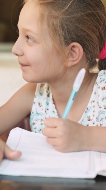 Escuela chica escritura a mano - Metraje, vídeo