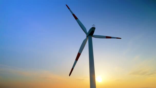 Generátor elektrické energie větrné turbíny při západu slunce - Záběry, video