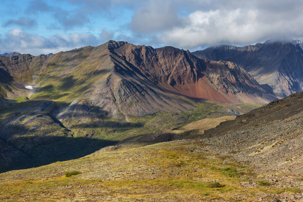 Mountains landscapes above Arctic circle along Dempster highway, Canada - Foto, afbeelding