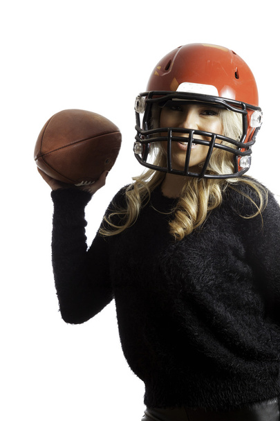 Jolie fille blonde casque rouge jetant le football fond isolé
 - Photo, image