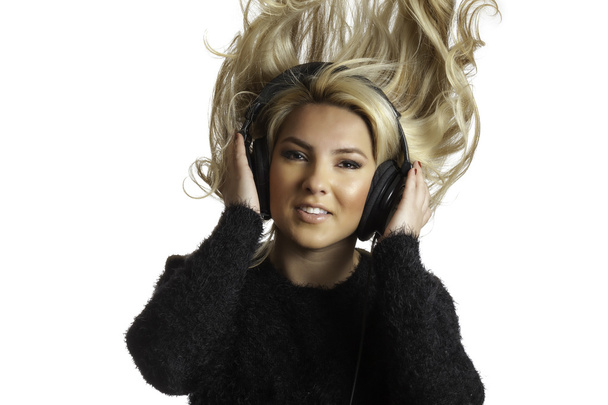 Melko blondi flinging hiukset kuuntelu kuulokkeet eristetty tausta
 - Valokuva, kuva