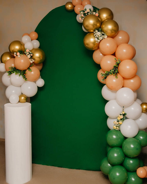Фотозона з повітряними кулями на день народження - Фото, зображення