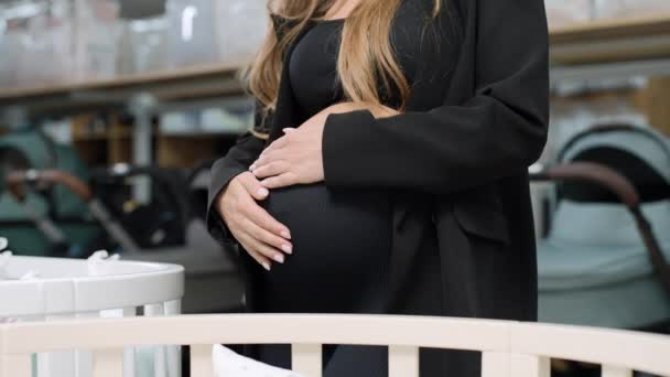 těhotná žena hladí své břicho v supermarketu - Záběry, video