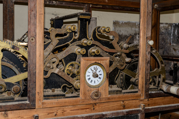 The Ancient Church Tower Clock: A Testament of Time and Craftsmanship - Foto, immagini