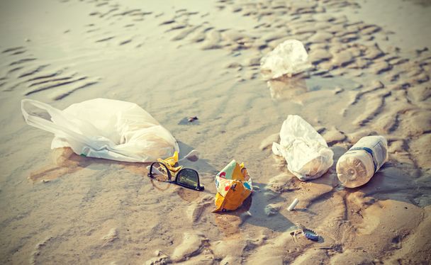 Immagine retrò stilizzata di spazzatura su una spiaggia
. - Foto, immagini