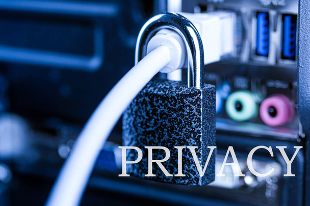 Κλειστή κλειδαριά κρέμεται σε ένα καλώδιο δικτύου και ιδιωτικότητα λέξη. Η έννοια της ασφάλειας ή του αποκλεισμού του Διαδικτύου ή η ασφάλεια των προσωπικών δεδομένων ή της ιδιωτικής ζωής. Έννοια προστασίας από ιούς ή τείχος προστασίας. - Φωτογραφία, εικόνα