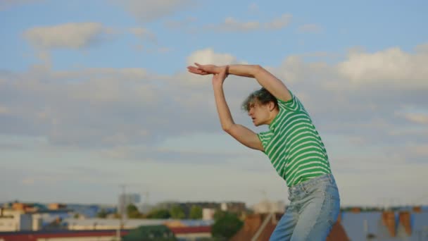 Utalentowana młoda kaukaska tancerka prezentująca porywające współczesne ruchy. Tańczący mężczyzna wyraża radość ze swojego występu. Dynamiczne działanie i ekspresyjny ruch ciała - Materiał filmowy, wideo