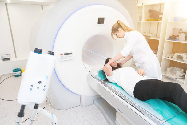 現代の病院の研究室で患者と医療CTやMRIスキャン.放射線科の内部。白い部屋で技術的に高度な機器。磁気共鳴診断装置. - 写真・画像
