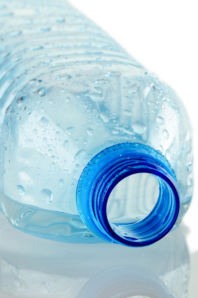 Поликарбонатная пластиковая бутылка минеральной воды - Фото, изображение