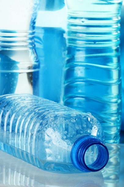 Полікарбонат пластикова пляшка мінеральної води
 - Фото, зображення