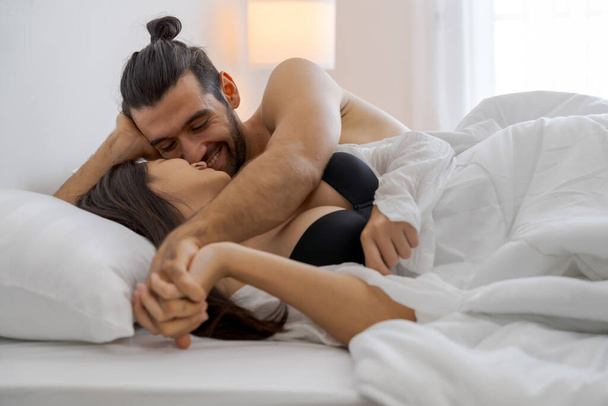 Ζευγάρι διασκεδάζουν μαζί στο σπίτι και κάνουν σεξ στο κρεβάτι στην κρεβατοκάμαρα στο σπίτι - Φωτογραφία, εικόνα