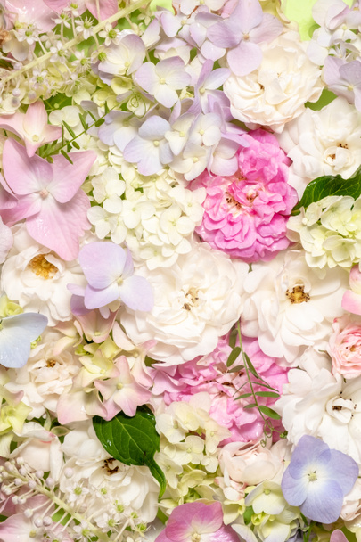 Λεπτά ανθισμένα τριαντάφυλλα και λουλούδια ορτανσίας. Ανθισμένα παστέλ λουλούδια, εορταστικό φόντο λουλουδιών, πλήρες πλαίσιο. Κάθετη φωτογραφία - Φωτογραφία, εικόνα
