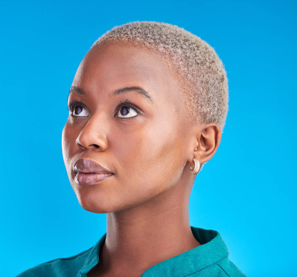 Afrikalı kadın, makyaj için yüz ve kozmetik, güzellik ve cilt için stüdyo mavi arka planda doğal cilt parıltısı. Kozmetik, bakım ve model tedavi, yüz veya karar fikri. - Fotoğraf, Görsel