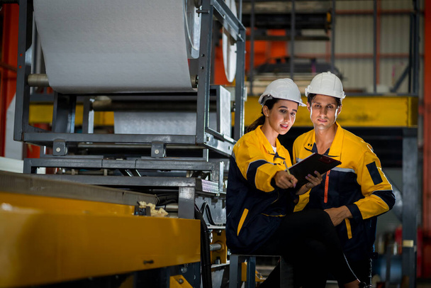 A new generation of engineers in a metal sheet factory.  Studying work methods from supervisors or colleagues and studying by yourself  be taught professionally - Fotoğraf, Görsel