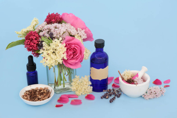 Ηρεμιστικά λουλούδια και βότανα με βαλεριάνα ρίζα, τριαντάφυλλο, γέροντα και λεβάντα λουλούδια που χρησιμοποιούνται στην φυσική βοτανική ιατρική. Συστατικά τροφίμων Adaptogen με φιάλες βάμμα σε μπλε. - Φωτογραφία, εικόνα