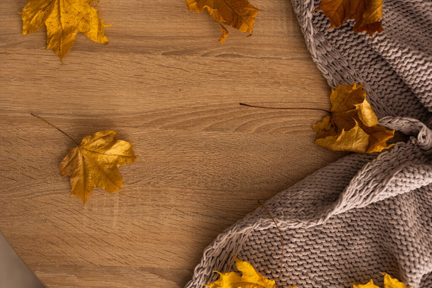 Осенний фон с клеткой и желтыми листьями. - Фото, изображение