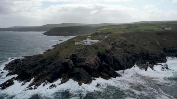 4k luchtfoto 's van de vuurtoren van Pendeen in Cornwall, VK - Video