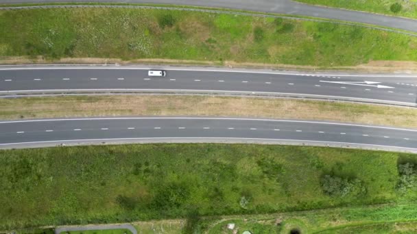 Images 4k de la circulation le long de l'A30 sur Bodmin Moor, Cornwall, Royaume-Uni - Séquence, vidéo