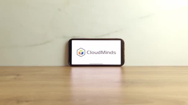Konskie, Polsko - 1. července 2023: cloudové inteligentní logo operátora robota CloudMinds zobrazené na obrazovce mobilního telefonu - Záběry, video