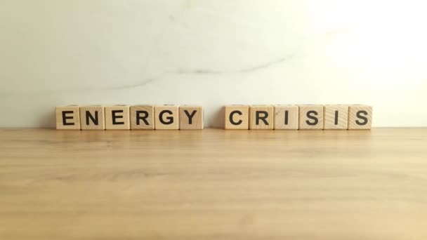 Κείμενο ενεργειακή κρίση από ξύλινα μπλοκ. Οικονομία, βιομηχανική έννοια - Πλάνα, βίντεο