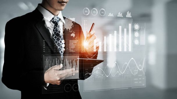 Бізнесмен-аналітик, який працює з графом даних цифрового фінансування бізнесу, показує технологію інвестиційної стратегії для прийняття перцептивного фінансового бізнес-рішення. Концепція технології цифрового економічного аналізу
. - Фото, зображення