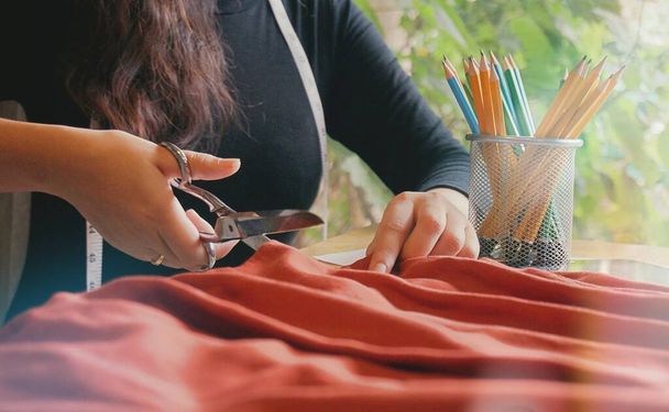 Stylisme Fashion Designer Cutting Tissu de nouvelle collection en atelier. Concept de design créatif - Photo, image