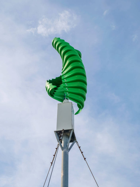 Zielona pionowa turbina wiatrowa. Alternatywna koncepcja energii. Czysta energia. - Zdjęcie, obraz