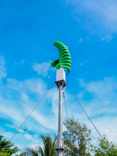 Grüne vertikale Windkraftanlage. Alternatives Energiekonzept. Saubere Energie. - Foto, Bild