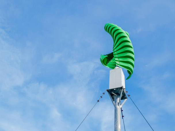 Зеленая вертикальная ветряная турбина. Концепция альтернативной энергии. Чистая энергия. - Фото, изображение
