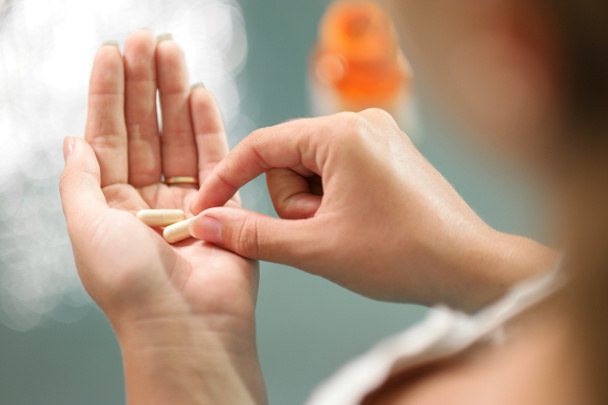 Genç kadın vitaminler ginseng ilacı - Fotoğraf, Görsel