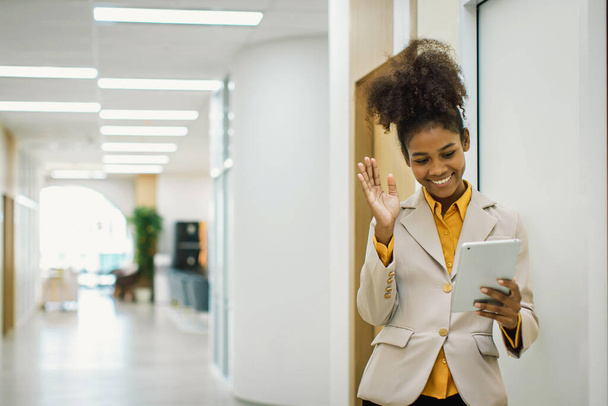 Woman holds a laptop tablet and a pen. Stand up in the modern office. Women leader the new company self-confident. Professional Confident business expert. - Foto, afbeelding